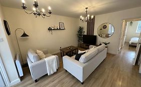 Charming 2-Bed Apartment In Danbury Essex