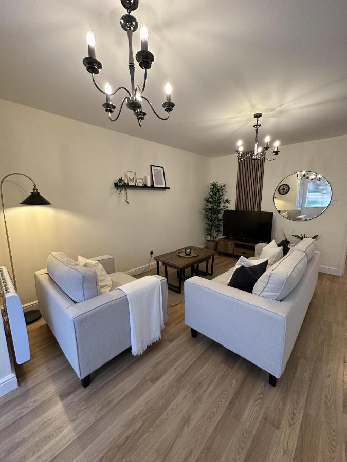 Charming 2-Bed Apartment In Danbury Essex Chelmsford Exterior photo