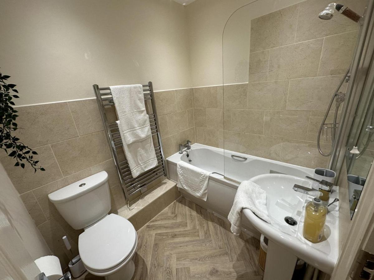 Charming 2-Bed Apartment In Danbury Essex Chelmsford Exterior photo